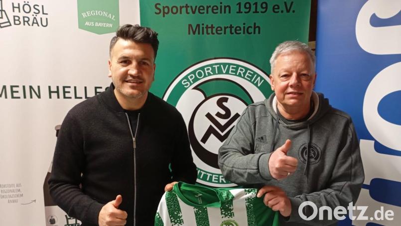 Mohamed Tamo (links) wird zur kommenden Spielzeit neuer Trainer beim SV Mitterteich. Sehr zur Freude des SV-Vorsitzenden Roland Eckert. Bild: Tobias Eckert/exb