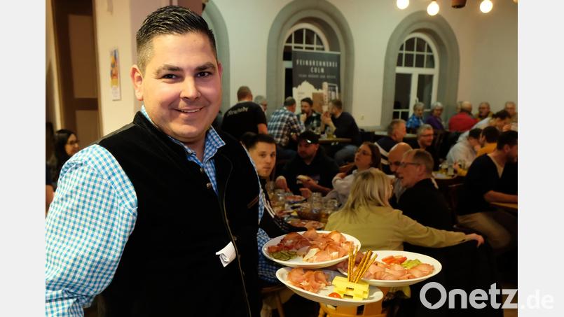 Mit viel Elan brachten die Kulm-Fußballer die herzhaften Schmankerln zu vernünftigen Preisen unters Volk. Bild: do