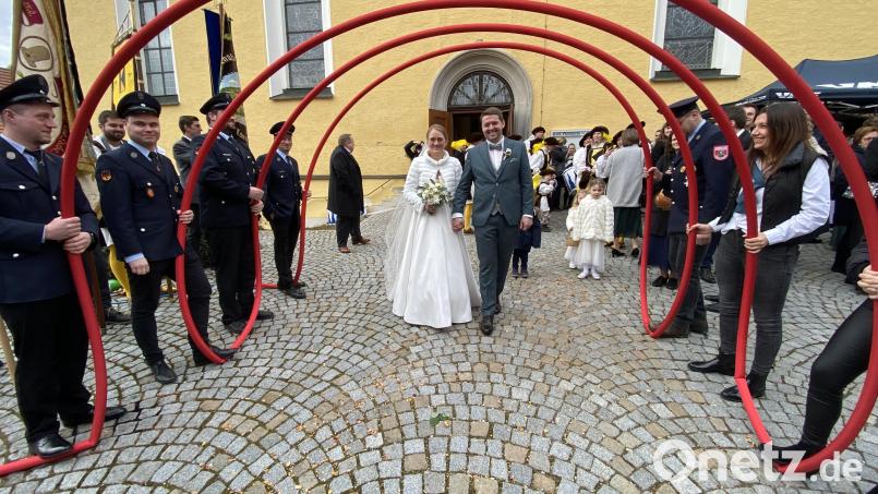 Nach dem Spalier der Kolping-Fanfarengruppe wartete schon die Schlauchspirale der FFW Tännesberg auf das Brautpaar. Bild: Josef Glas