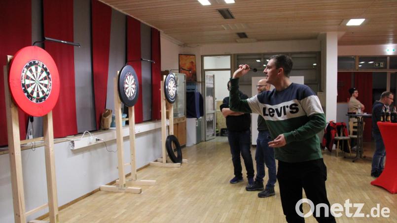 Philipp Bösl (rechts) hat mit Matthias Dineiger (Mitte) die &quot;Steeldart Academy&quot; unter dem Dach der SpVgg SV Weiden gegründet. Der Sport mit den kleinen Wurfpfeilen liegt voll im Trend und hat der Abteilung einen verstärkten Zulauf beschert. Bild: prh