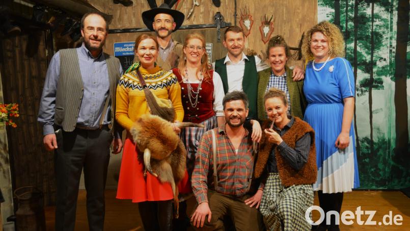 Freuen sich über die gelungene Premiere (von links): Wolfgang Lingl (Pfiff), Bettina Kummer (Wilma), Stefan Kummer (Schlitzer-Vinz), Sabine Siegler (Trinkgeld-Resi), Christian Gnan (von Reizker), Corinna Falk (Lia) und Meike Birner (Regisseurin); knieend Kilian Falk (Hallimasch) und Marina Basler (Pfeifn-Paula). Bild: fdl