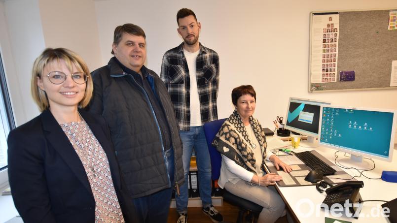 Im Einwohnermeldeamt in Illschwang schauen (stehend, von links) die VG-Leiterin Isabel Köstler, Bürgermeister Dieter Dehling und Christian Kirchberger, der als Erster das neue Online-Terminangebot nutzte, der Sachbearbeiterin Margit Götz über die Schulter. Bild: no