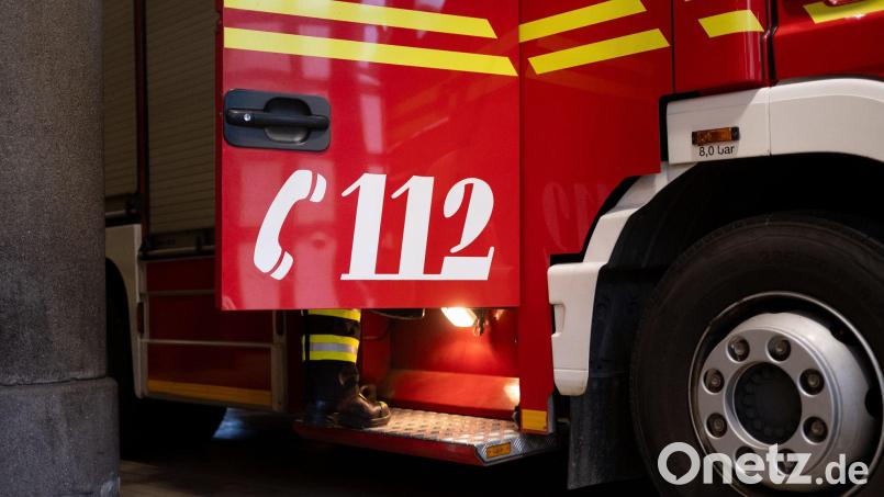 Die Feuerwehr löschte den brennenden Kinderwagen. Symbolbild: Niklas Treppner/dpa