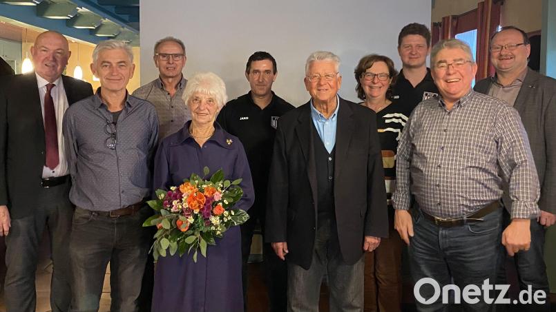 Zahlreiche Gäste gratulieren der rüstigen Jubilarin Klara Bücherl (vorne Mitte mit Blumenstrauß) zum 90. Geburtstag (von links): Pfarrer Johann Amann, Sohn Reinhold Bücherl, Werner Apfelbacher, Jubilarin Klara Bücherl, Alfred Negel, Altlandrat Armin Nentwig, Claudia Roth, Philipp Leinhäupl, Sohn Norbert Bücherl und Bürgermeister Uwe König. Bild: nbu