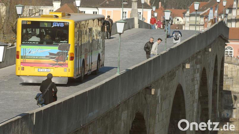 Ein Bus fährt über die Steinerne Brücke in Regensburg. Archivbild: Armin Weigel/dpa