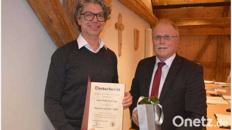 Nach gut neunjähriger Tätigkeit als Marktrat gab Peter Andritzky (links) sein Mandat zurück und nannte dafür persönliche und berufliche Gründe, Bürgermeister Max Bindl dankte ihm für sein Engagement. Bild: jr