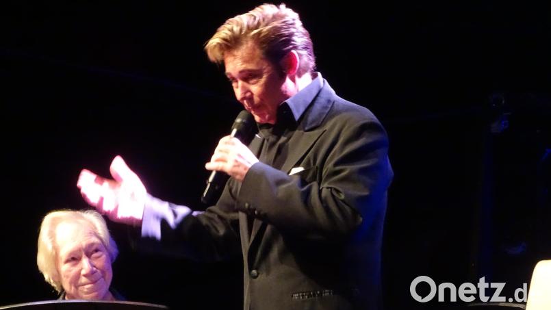 Von Amberg aus gehen beide gerne auf Tour: Der nun bald 86-jährige ehemalige Pianist der TCB-Band, Glen D. Hardin (links) und Elvis-Interpret Dennis Jale. Drei Tage lang waren sie Gäste im Drahthammer Schlößl. Bild: Houschka