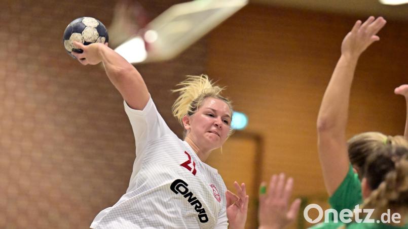Christina Plößl (links, Szene aus einem früheren Spiel) erzielte beim 26:21 Sieg der Sulzbacher Handballerinnen sechs Tore. Archivbild: Hubert Ziegler