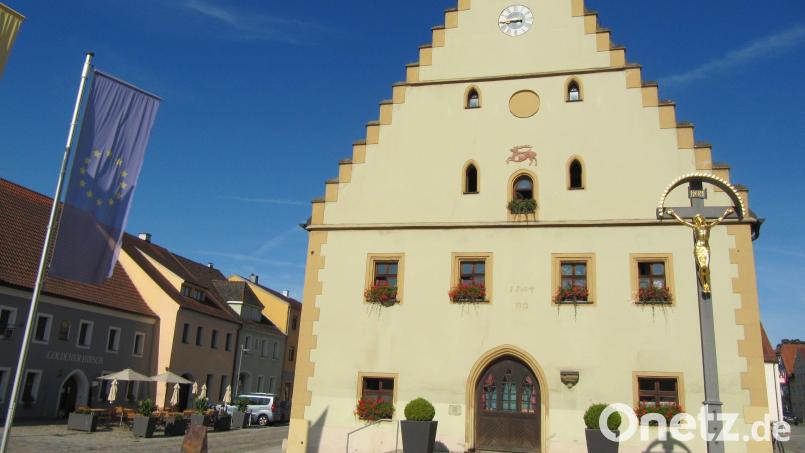 Im Zuge der Restaurierung soll die Fassade des Rathauses eventuell umgestaltet werden. Bild: fg