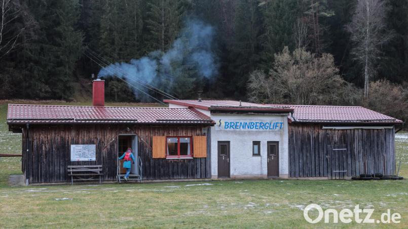 Der Brennberglift in Etzelwang. Aus dem Kamin des Lifthäusls steigt Rauch. Doch im Innern der gemütlichen Stube herrscht auch an diesem Tag nur Leere. Bild: Wolfgang Steinbacher