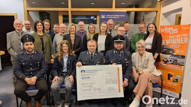 Geschäftsstellenleiterin Gudrun Teicher (vorne rechts) überreichte den Vertretern der Vereine und Einrichtungen den symbolischen Scheck, mit dem Geld aus dem Gewinnsparen verteilt wird. Bild: Volksbank Raiffeisenbank Nordoberpfalz
