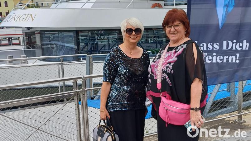 Elisabeth Dietz (links) und Irene Zangl genießen als neue Vorsitzende des Frauenbundes Teunz die Einladung des KDFB-Landesverbands zur Danke-Veranstaltung auf das Kristallschiff in Regensburg. Bild: Elisabeth Dietz