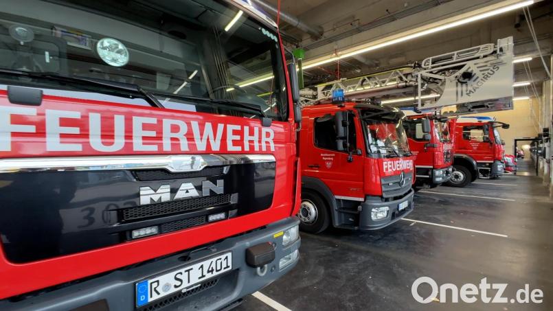 Die Fahrzeuge sind in der XXL-Garage strategisch geparkt - die Fahrzeuge des Stadtlöschzugs, die am häufigsten ausrücken, stehen ganz vorne. Bild: Ganzmann