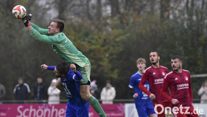 Torwart Michael Herrmann (grünes Trikot) haut sich kommende Saison für den SV Schwandorf-Ettmannsdorf voll rein. Er verlässt seinen Heimatklub, die SpVgg Pfreimd. Bild: ham