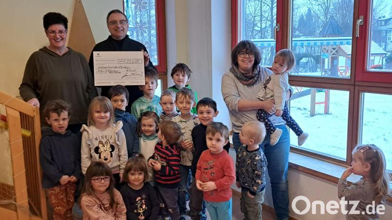 Kindergarten-Leiterin Karin Müller (links) und ihre Stellvertreterin Silvia Hautmann (rechts) freuten sich über die Spende. Bild: Marie Christin Dörfler/exb