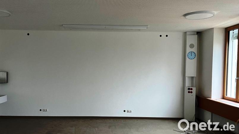 Ein renoviertes Klassenzimmer in der sanierten Kastler Volksschule mit der Mediensäule, in der alle wichtigen Anschlüsse sowie eine Uhr und der Lautsprecher untergebracht sind. Bild: jp