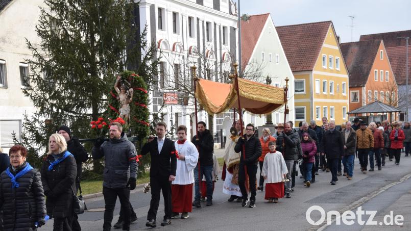 Seit 1771 halten die Hohenburger ihr damals gegebenes Versprechen, die Figur des Pestheiligen St. Sebastian in feierlicher Prozession durch den Markt zu tragen und um seinen Schutz vor Krankheit zu bitten. Bild: bö