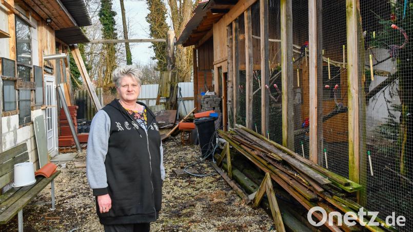 Ulrike Jackson liebt ihre Vögel und würde sie nie hergeben. Doch der Gnadenhof kostet viel Geld, das sie als Putzkraft nicht verdient. Sie bittet deshalb um Unterstützung. Bild: Petra Hartl
