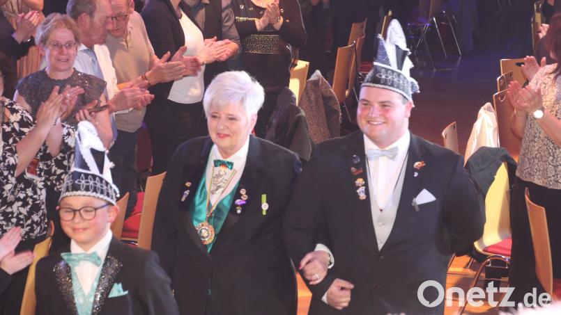 Von Kinderprinz Hugo I. und Prinz Tobias III. wird Iris Holländer auf die Bühne geholt. Bild: kro