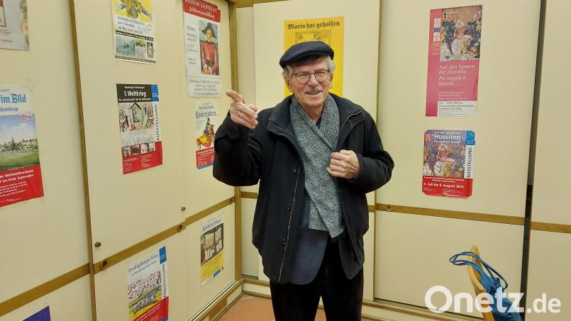Nach über 40 Jahren verabschiedet sich Theo Männer von der Museumsleitung. An den Schrankwänden des Museumsbüros erinnern Plakate an die regelmäßigen Sonderausstellungen in all den Jahren. Bild: lg