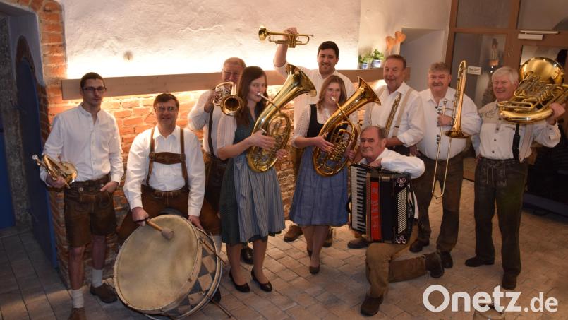 &quot;Blechg&#039;misch&quot; stellt sich vor: Max Hochwart, Josef Pflaum senior, Rudi Salomon, Manuela Grünauer, Felix Griesbach, Hannah Reil, Robert Kraus, Hans-Peter Reil, Georg Kleber (von links) und Richard Wagner (kniend). Bild: fla