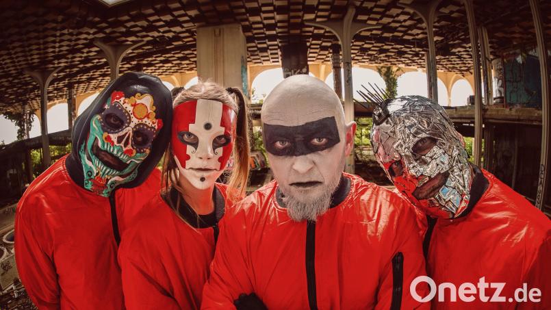 Die Metal-Band "Hämatom" aus der Gemeinde Speichersdorf bringt ihr zehntes Studio-Album auf den Markt. Wie sich die Produktion nach dem Tod von Bassist "West" von den bisherigen Werken unterscheidet, erklärt Gitarrist "Ost" (rechts). Bild: Nico Scholl/exb