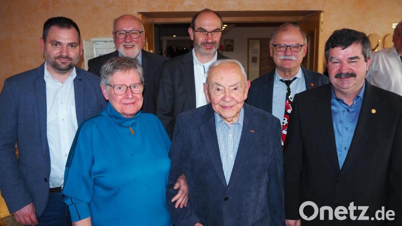 Gratulierten zum 95. Geburtstag (von links): Bürgermeister Sebastian Hartl, MdL a.D. Georg Stahl, Roland Rauch, Siegmund Frischholz und Helmut Grünbauer. Vorne Josef Pollak mit seiner Lebensgefährtin Christine. Bild: mue