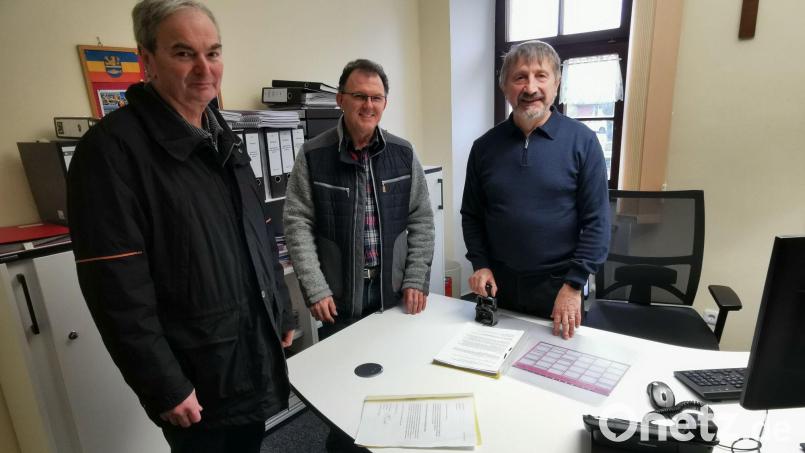 Die Unterschriften für das Bürgerbegehren übergeben Josef Bauriedl (von links) und Norbert Karl im Rathaus an Geschäftsleiter Georg Würfl. Bild: gz