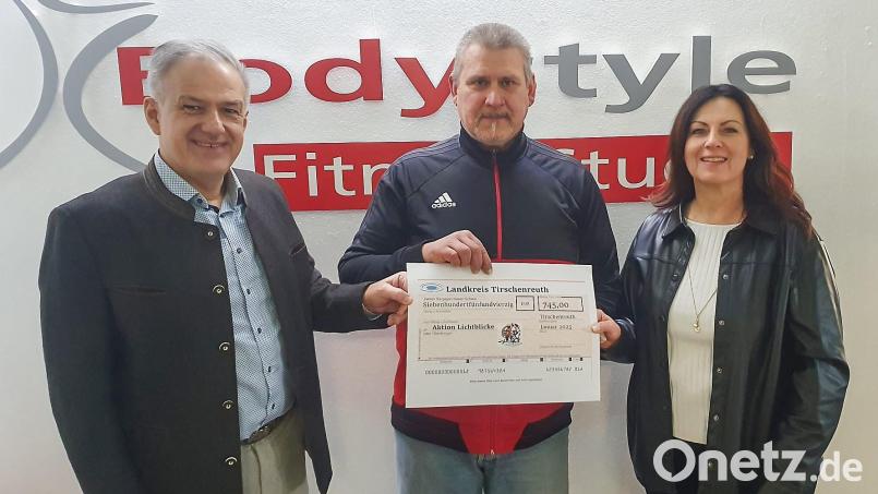 Über 745 Euro für die Aktion Lichtblicke freuten sich Landrat Roland Grillmeier und Schirmherrin Claudia Grillmeier. Die Sammlung hatte Studioinhaber Jürgen Plonner (Mitte) organisiert. Bild: Fabian Polster/Landratsamt Tirschenreuth