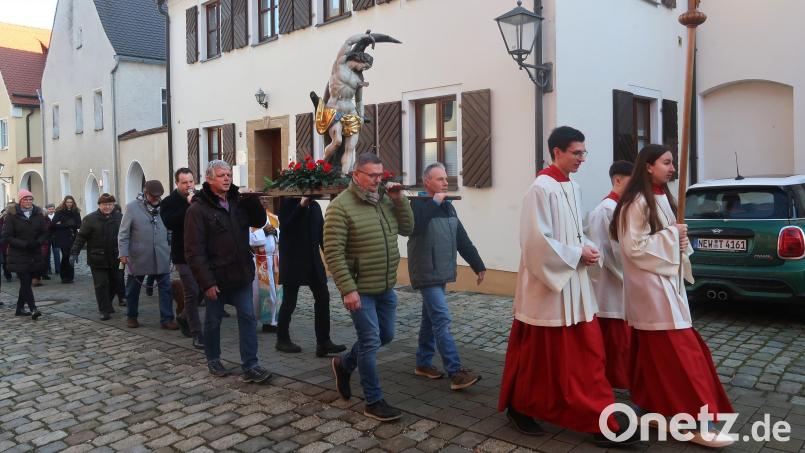 Die Figur des heiligen Sebastian wird alljährlich in Erfüllung eines Gelübdes durch die Straßen der Stadt Vilseck getragen. Bild: rha