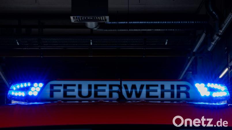 Der Versuch des Fahrers, den Laster zu löschen, scheitert. Dann rückt die Feuerwehr an. (Symbolbild) Bild: Rolf Vennenbernd/dpa