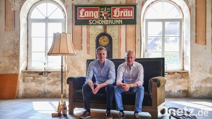 Die Brüder Rudolf (links) und Richard Hopf (rechts) haben seit 2009 das Wunsiedeler Familienunternehmen Lang-Bräu geführt. Bild: Florian Miedl/fph