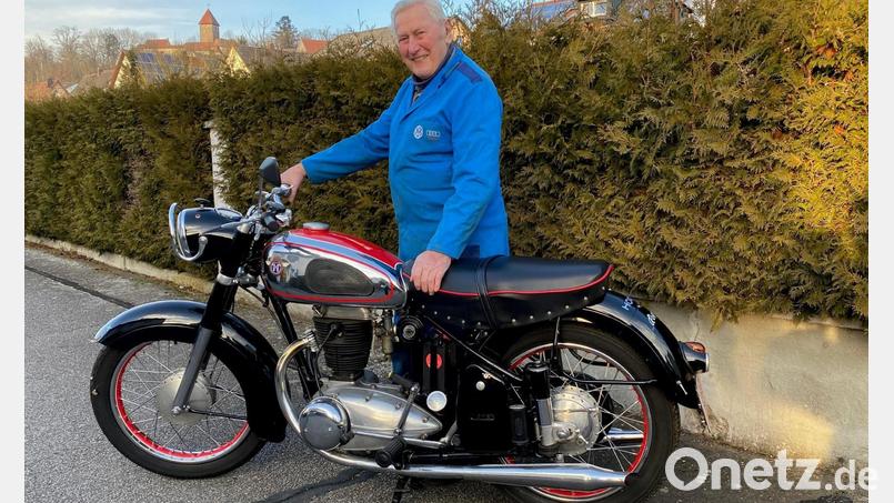 Fritz Geitner hat seine restaurierte Horex aus der Garage geholt. Bild: Völkl