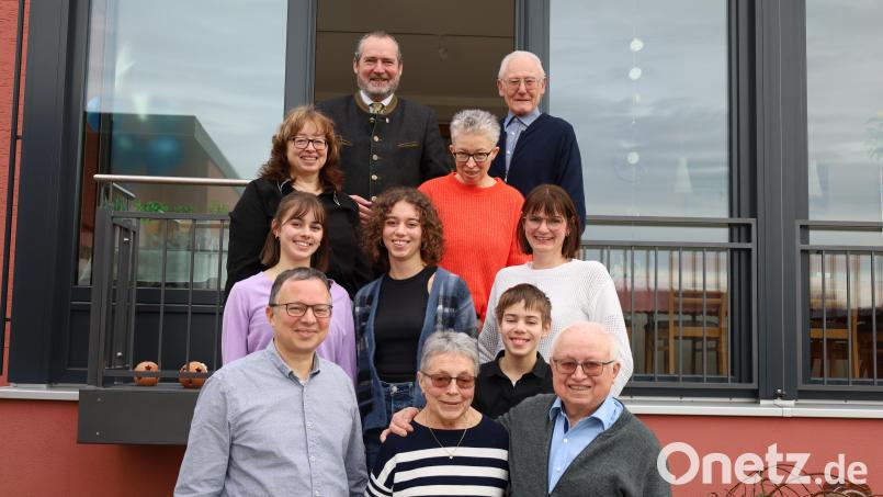 Bürgermeister Frank Zeitler (im Bild oben links) gratuliert namens der Stadt Nabburg und erfährt im Gespräch mit der Familie viel Interessantes aus dem arbeitsreichen Leben des Jubilars Heinrich Baierl (unten rechts). Bild: bph