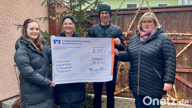 Bei der symbolischen Übergabe beim Hofladen der Familie Seitz-Hartwich, von links Hannah Seitz-Hartwich zusammen mit Julia Kempf, Max Rasp, Gabi Schicker vom Caritasverband Tirschenreuth. Bild: Rita Seitz-Hartwich/exb