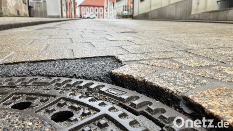 Mit Asphalt ist eine der schadhaften Stellen am Pflaster der Zufahrt zum Stadtplatz zwischen Rathaus und dem ehemaligen Uhren- und Schmuckgeschäft Schönweitz in Neustadt ausgebessert. Bild: Gabi Schönberger