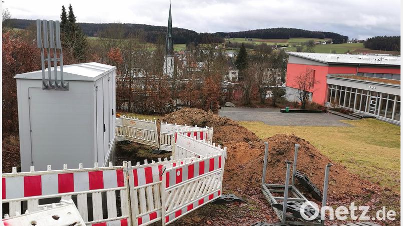 Der technische Abschluss für den Aus- und Umbau des Oberviechtacher Erdgasnetzes erfolgt im Frühjahr 2025. Bereits aufgebaut ist die neue Verteilstation des Bayernwerks zwischen Doktor-Eisenbarth-Mittelschule und Friedhof. Bild: Portner