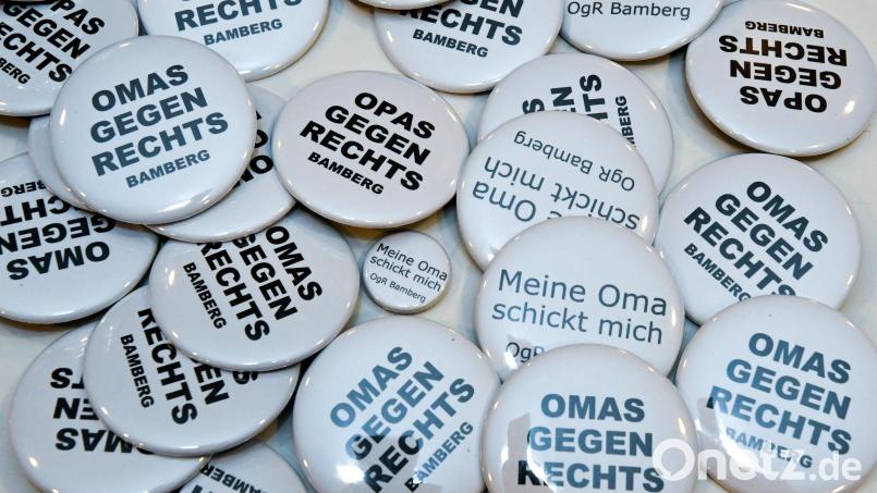 Buttons von &quot;Omas gegen Rechts&quot; lagen bei der Auftaktveranstaltung im Casino-Saal in Amberg aus. Jetzt lädt die Amberger Ortsgruppe am Samstag, 1. Februar, zu einem Infostand auf den Marktplatz. Bild: Petra Hartl