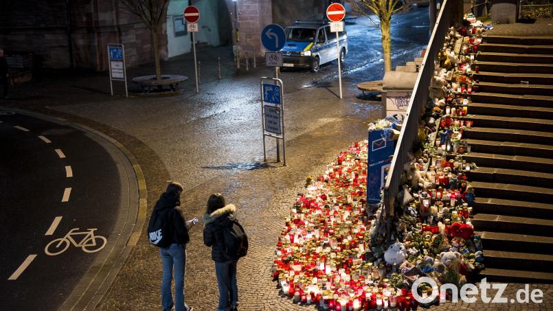 Zahlreiche Kerzen und Blumen gedenken den Opfern der tödlichen Messerattacke in Aschaffenburg. Archivbild: Daniel Vogl/dpa