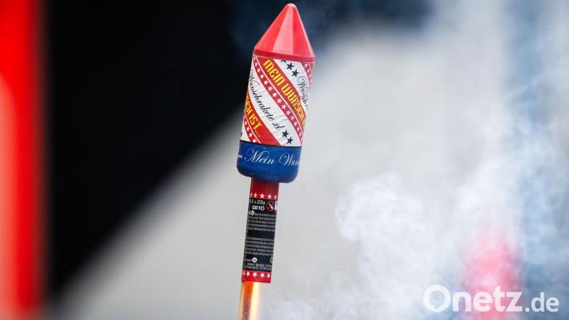 Die brennende Rakete beschädigte in der Wohnung Möbel, verletzt wurde niemand. Symbolbild: Soeren Stache/dpa