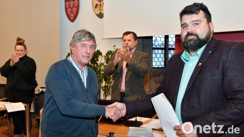 Bürgermeister Stefan Frank (rechts) vereidigte Günter Becher am Dienstag im Stadtrat als Nachrücker für den verstorbenen Karl-Heinz Herbst. Bild: Petra Hartl