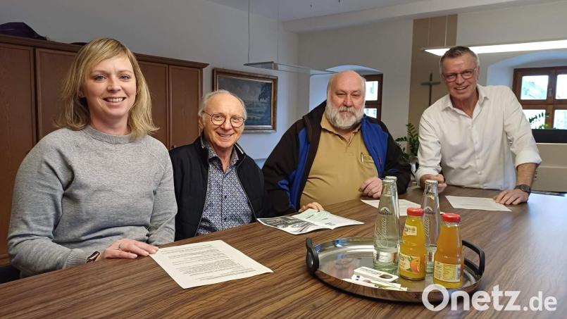 Die Planungen für die Oberpfälzer Kulturtage vom 30. Mai bis zum 1. Juni, insbesondere für das „Kummt’s eina“ und den Frühjahrsmarkt, nehmen immer konkretere Formen an. Beim Vorgespräch im Bürgermeister-Amtszimmer (von links): Monika Reindl (Tourismusbeauftragte der Stadt Hirschau), Alfred Härtl (Gewerbeverbandsvorsitzender), Werner Stein (Kreisvorsitzender des Nordbayerischen Musikbunds) und Bürgermeister Hermann Falk. Bild: u