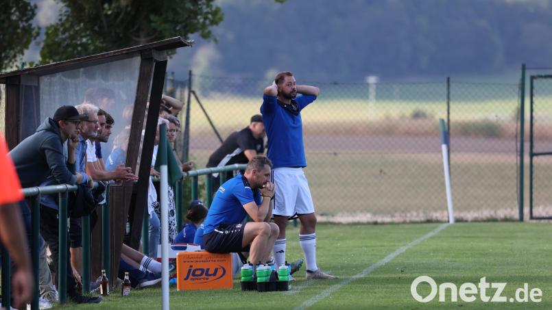 Fabian Hirmer (sitzend) und Markus Peetz bilden auch in der kommenden Saison das Trainerduo bei der SpVgg Schirmitz. Archivbild: Dieter Jäschke