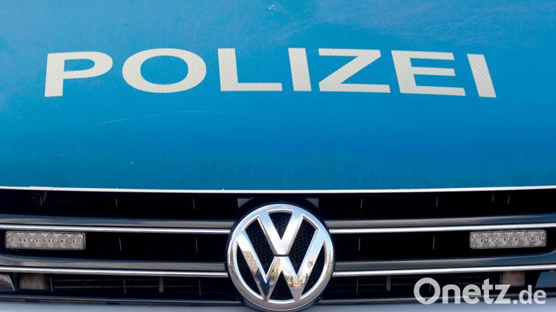 In Amberg ist das Zufahrtstor einer privaten Tiefgarage beschädigt worden. Symbolbild: Fernando Gutierrez-Juarez/dpa