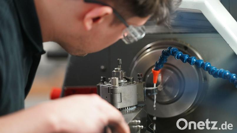 Ein Auszubildender zum Zerspanungsmechaniker arbeitet an einer Drehmaschine. Viele Unternehmen haben Probleme haben, Auszubildende zu finden.. Symbolbild: Marcus Brandt/dpa