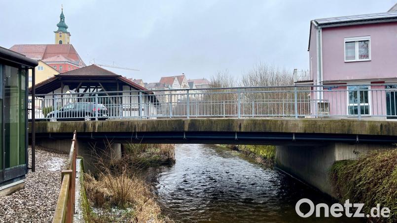 Erst auf Platz drei der Prioritätenliste für Sanierungsarbeiten steht die Floßbrücke in der Verlängerung der Bräuhausstraße. Wenn sich der Stadtplatz nicht verzögert, rutscht sie nach vorne. Bild: Gabi Schönberger