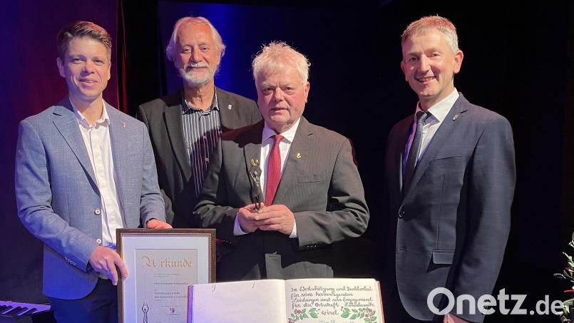 Bürgermeister Albert Geitner und seine Bürgermeisterkollegen Norbert Mitlmeier und Achim Kuchenbecker (hinten, von rechts) verleihen Johann Schmaußer (Mitte) die Ehrenbürgerwürde. Bild: Anita Findling