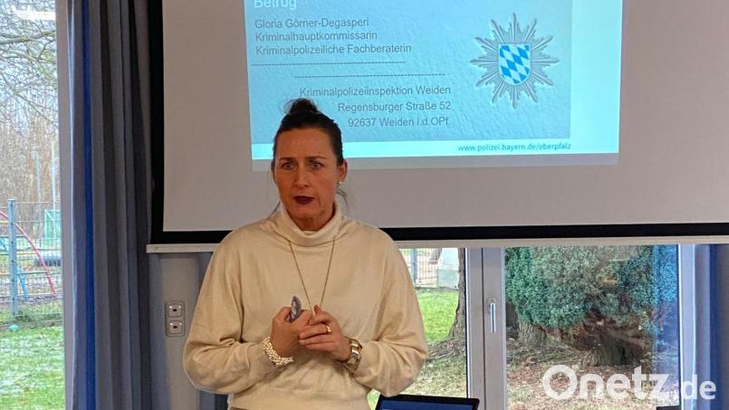Polizeihauptkommissarin Gloria Görner-Degasperi informiert über die Gefahren von Telefonbetrug. Bild: gi