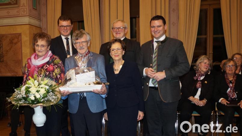 Bürgermeister Martin Birner (zweiter von links) hält die Festrede, Georg Schmid, Landrat Thomas Ebeling (Vierter und Fünfter von links) und Staatsministerin a.D. Emilia Müller heben in ihren Grußworten das große Engagement von Theo Männer (Dritter von links) hervor, der von Ehefrau Burga (links) unterstützt wird. Bild: wel