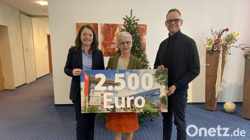 Über die Spende freute sich Ute Schieder von Donum Vitae (Mitte) mit Vorstandsmitglied Sonja Kalb (links) und Vorstandsvorsitzendem Thomas Pickel (rechts). Bild: Kathrin Schmidt/Sparkasse Amberg-Sulzbach